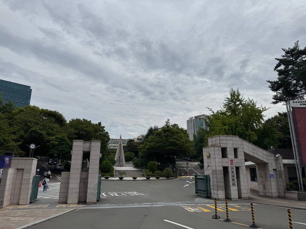 정문 안쪽에서 본 풍경, 화강암 기둥 사이로 오벨리스크 모양 알바트로스탑과 계단, 그 뒤로 본관 건물이 보인다